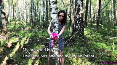 Молодую русскую девку в очках жестко оттрахали на природе
