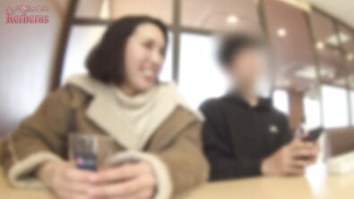 Некрасивую безгрудую японку двое незнакомцев раскрутили на МЖМ-трах перед камерой