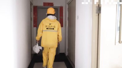 Китаянку с волосатой пиздой в костюме медсестры жестко выебал парень-строитель