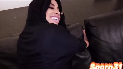 Сисястую мусульманку в хиджабе натянули на толстый хуй от первого лица