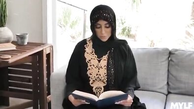 Жопастая мусульманская мамка в хиджабе наконец-то решилась на измену