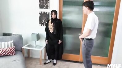 Жопастая мусульманская мамка в хиджабе наконец-то решилась на измену