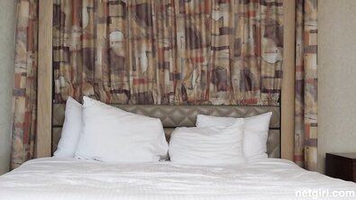Брюнетка с большими натуральными сиськами легла в кровать сразу с двумя мужиками прямо на кастинге