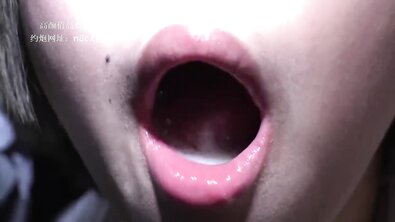 Молодая симпатичная китаянка обожает вкус спермы во рту