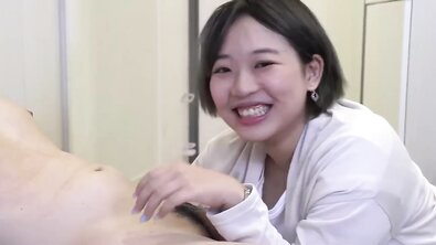 Молодая симпатичная китаянка обожает вкус спермы во рту
