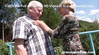 Бабушка, дедушка и их родная внучка прямо на людях порятся ЖМЖ