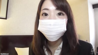 Грудастая японка громко стонет во время оргазма на кровати
