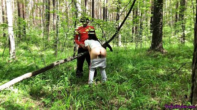 Отсосала хуй незнакомца в лесу и трахнулась с ним, опираясь на бревно