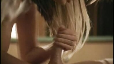 Грудастая массажистка Jenna Jameson отсасывает в ретро порно