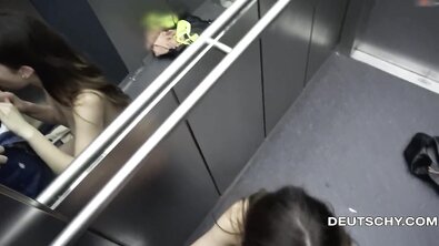 Рисковая немка с красивыми титьками оголяется на парковке и трахается в лифте