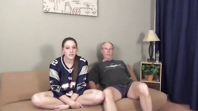 70-летний дед трахнул молодую болельщицу во время просмотра игры
