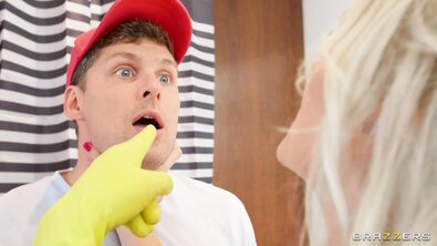 Домохозяйка сует руку в свою жопу и занимается жестким анальным сексом в ванной