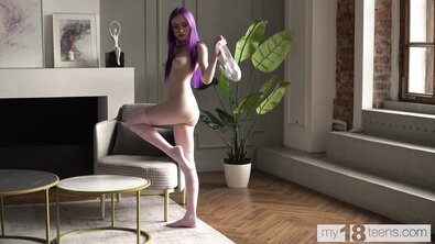 Очкастая молодая хипстерша с фиолетовыми волосами мастурбирует в роскошной квартире